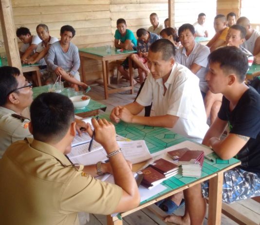 30 TKA Harus Angkat Kaki TKA TIONGKOK. Puluhan warga Tiongkok didata petugas UPT Satgas TKA Kalbar di PT. BBJ, Sekayam, Sanggau, Kamis (24/5). Kiram Akbar-RK