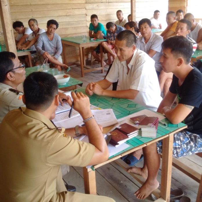 TKA TIONGKOK. Puluhan warga Tiongkok didata petugas UPT Satgas TKA Kalbar di PT. BBJ, Sekayam, Sanggau, Kamis (24/5). Kiram Akbar-RK