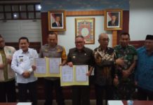 Rapat Koordinasi Tangkal Terorisme dan Radikalisme Tangkal Terorisme. Bupati Kubu Raya, H Rusman Ali melakukan penandatanganan perjanjian tangkal teroris dan radikalisme bersama Kapolresta Pontianak, AKBP Wawan Kristiyanto sekaligus melakukan rapat koordinasi lintas agama di ruang rapat Bupati Kubu Raya, Rabu (16/5). Syamsul Arifin/RK.