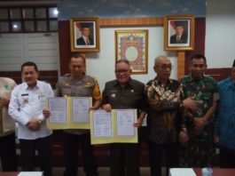 Tangkal Terorisme. Bupati Kubu Raya, H Rusman Ali melakukan penandatanganan perjanjian tangkal teroris dan radikalisme bersama Kapolresta Pontianak, AKBP Wawan Kristiyanto sekaligus melakukan rapat koordinasi lintas agama di ruang rapat Bupati Kubu Raya, Rabu (16/5). Syamsul Arifin/RK.