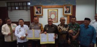 Rapat Koordinasi Tangkal Terorisme dan Radikalisme Tangkal Terorisme. Bupati Kubu Raya, H Rusman Ali melakukan penandatanganan perjanjian tangkal teroris dan radikalisme bersama Kapolresta Pontianak, AKBP Wawan Kristiyanto sekaligus melakukan rapat koordinasi lintas agama di ruang rapat Bupati Kubu Raya, Rabu (16/5). Syamsul Arifin/RK.