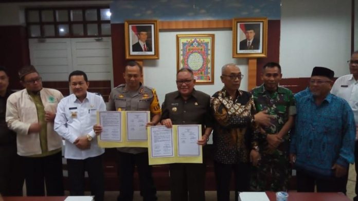 Tangkal Terorisme. Bupati Kubu Raya, H Rusman Ali melakukan penandatanganan perjanjian tangkal teroris dan radikalisme bersama Kapolresta Pontianak, AKBP Wawan Kristiyanto sekaligus melakukan rapat koordinasi lintas agama di ruang rapat Bupati Kubu Raya, Rabu (16/5). Syamsul Arifin/RK.