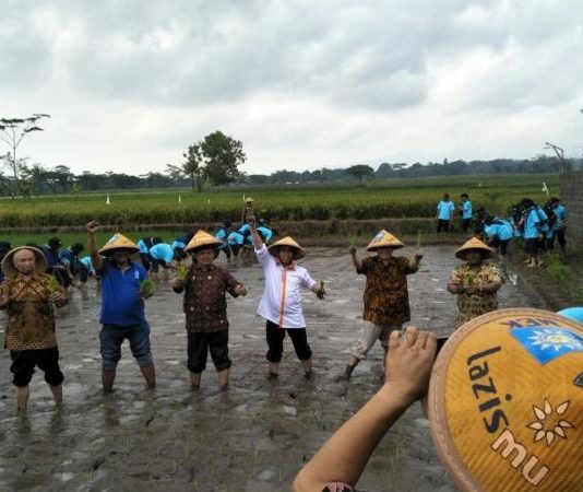 Zakat Fitri “TANI BANGKIT”. Program ''Tani Bangkit'' saat diluncurkan di Klaten, beberapa waktu lalu. Jto for Rakyat Kalbar