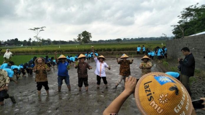 “TANI BANGKIT”. Program ''Tani Bangkit'' saat diluncurkan di Klaten, beberapa waktu lalu. Jto for Rakyat Kalbar