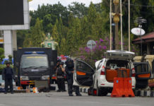 Bawa Samurai dan Bom Kamuflase PERIKSA MOBIL. Tim Jibom Gegana Brimob Polda Riau memeriksa Avanza yang digunakan para terduga teroris yang berupaya menyerang Markas Polda Riau, Rabu (16/5). Defizal