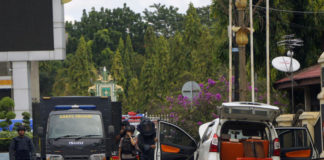 Bawa Samurai dan Bom Kamuflase PERIKSA MOBIL. Tim Jibom Gegana Brimob Polda Riau memeriksa Avanza yang digunakan para terduga teroris yang berupaya menyerang Markas Polda Riau, Rabu (16/5). Defizal