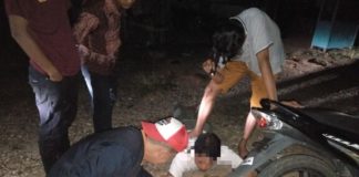 Keluar Lapas, OD Kembali Jual Sabu SERGAP. Terduga pengedar sabu saat disergap anggota Polres Melawi di depan Hotel Cantika, Jalan Nanga Pinoh-Sintang, Selasa (15/5) dini hari--Humas Polres for RK