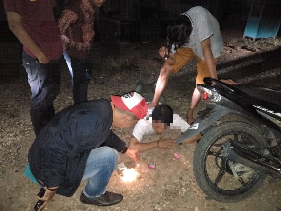 SERGAP. Terduga pengedar sabu saat disergap anggota Polres Melawi di depan Hotel Cantika, Jalan Nanga Pinoh-Sintang, Selasa (15/5) dini hari--Humas Polres for RK