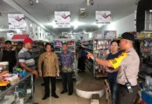 Sidak Gabungan, Petugas Temukan Makanan Kedaluwarsa SIDAK. Tim gabungan memeriksa salah satu pasar swalayan yang ada di Nanga Pinoh, Kamis (24/5) sore--Dedi Irawan/RK