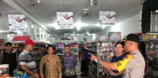 Sidak Gabungan, Petugas Temukan Makanan Kedaluwarsa SIDAK. Tim gabungan memeriksa salah satu pasar swalayan yang ada di Nanga Pinoh, Kamis (24/5) sore--Dedi Irawan/RK