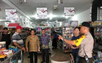 Sidak Gabungan, Petugas Temukan Makanan Kedaluwarsa SIDAK. Tim gabungan memeriksa salah satu pasar swalayan yang ada di Nanga Pinoh, Kamis (24/5) sore--Dedi Irawan/RK