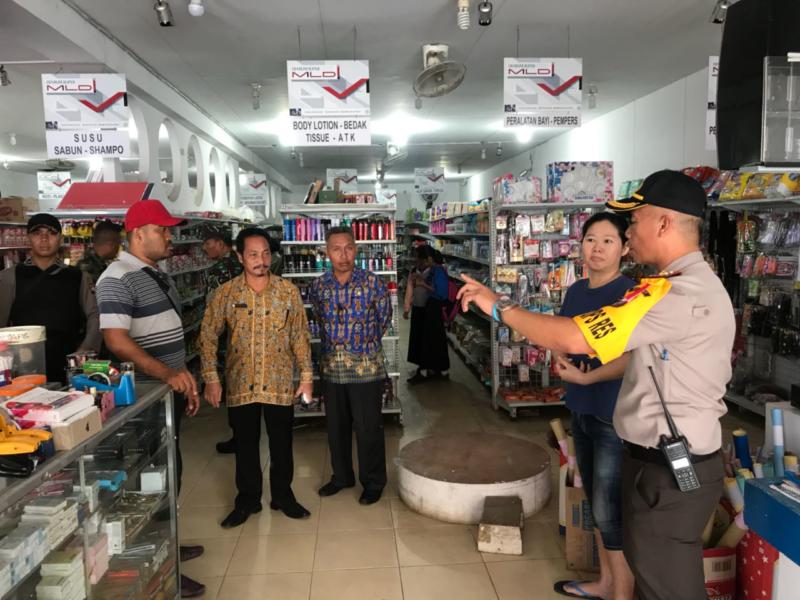 SIDAK. Tim gabungan memeriksa salah satu pasar swalayan yang ada di Nanga Pinoh, Kamis (24/5) sore--Dedi Irawan/RK