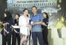 Masuk ITB Jalur Undangan, Virgia Pusing Pikirkan Biaya UN TERTINGGI. Virgia Velavia menerima piala peraih UN tertinggi se Kabupaten Bengkayang, beberapa waktu lalu. Guru for RK