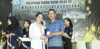 Masuk ITB Jalur Undangan, Virgia Pusing Pikirkan Biaya UN TERTINGGI. Virgia Velavia menerima piala peraih UN tertinggi se Kabupaten Bengkayang, beberapa waktu lalu. Guru for RK