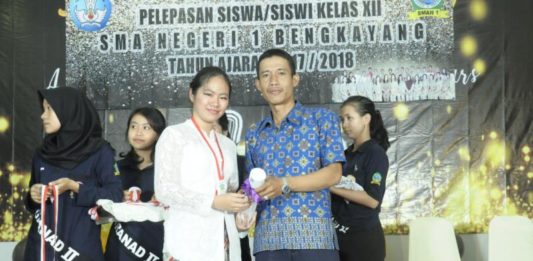 Masuk ITB Jalur Undangan, Virgia Pusing Pikirkan Biaya UN TERTINGGI. Virgia Velavia menerima piala peraih UN tertinggi se Kabupaten Bengkayang, beberapa waktu lalu. Guru for RK