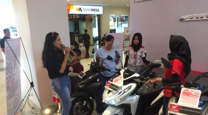 Astra Motor Perkenalkan Vario Terbaru VARIO TERANYAR. HSO Head Marketing Sub Dept, Suryanto Wirawan menjelaskan seputar prodak vario saat launcing di Mega Mall, Pontianak, Sabtu (26/5). Syamsul Arifin-RK