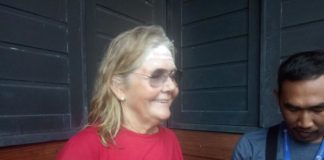 Suku Aborigin Ramaikan FGD WARGA AUSTRALIA. Helena salah seorang rombongan dari Australia ketika menghadiri upacara pembukaan PGD ke 33 Tahun 2018 di Rumah Radakng, Minggu (20/5). Ambrosius Junius-RK