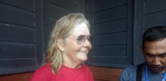 Suku Aborigin Ramaikan FGD WARGA AUSTRALIA. Helena salah seorang rombongan dari Australia ketika menghadiri upacara pembukaan PGD ke 33 Tahun 2018 di Rumah Radakng, Minggu (20/5). Ambrosius Junius-RK