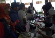 Ditunda Berjam-jam Sudah Makanan, Kalau Delay Sehari? EMOSI JIWA. Konsumen dengan protes di loket Wings Air di Bandara Supadio Pontianak, Minggu (29/4), setelah lama ditelantarkan. Akhirnya keberangkatan ke Ketapang dicancel hingga Senin (30/4) pagi. Kamiriluddin-RK