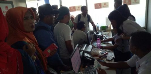 Ditunda Berjam-jam Sudah Makanan, Kalau Delay Sehari? EMOSI JIWA. Konsumen dengan protes di loket Wings Air di Bandara Supadio Pontianak, Minggu (29/4), setelah lama ditelantarkan. Akhirnya keberangkatan ke Ketapang dicancel hingga Senin (30/4) pagi. Kamiriluddin-RK