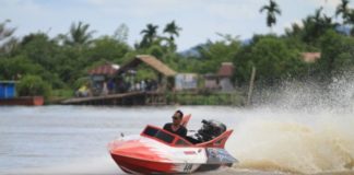 Speedboat Race ‘Tersayang’ Beraksi di Sungai Kapuas Speedboat Race 'Tersayang' Beraksi di Sungai Kapuas