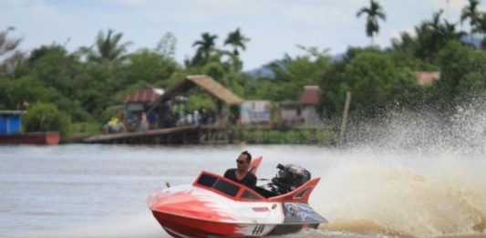 Speedboat Race ‘Tersayang’ Beraksi di Sungai Kapuas Speedboat Race 'Tersayang' Beraksi di Sungai Kapuas