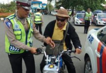 9 Hari Operasi Patuh, Hampir 1.000 Pengendara Ditilang PERIKSA. Seorang pelanggar lalu lintas tengah disetopkan anggota Satlantas Polresta Pontianak--Polisi for RK