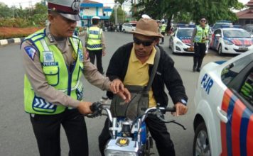 9 Hari Operasi Patuh, Hampir 1.000 Pengendara Ditilang PERIKSA. Seorang pelanggar lalu lintas tengah disetopkan anggota Satlantas Polresta Pontianak--Polisi for RK