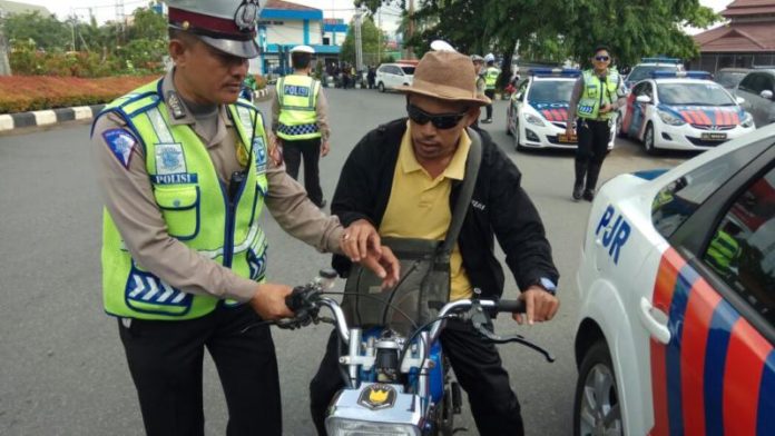 PERIKSA. Seorang pelanggar lalu lintas tengah disetopkan anggota Satlantas Polresta Pontianak--Polisi for RK