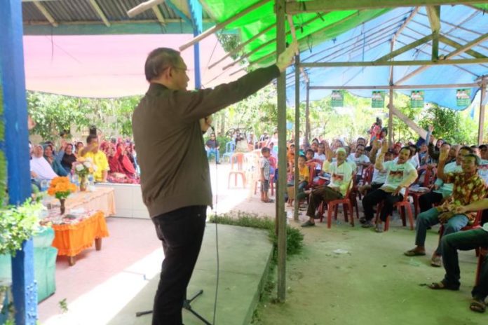 Calon Gubernur Kalbar nomor urut tiga Sutarmidji bersama masyarakat Kecamatan Sungai Raya Kepulauan (Kang Enchus for Equator)