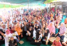 Di Bengkayang, Sutarmidji: Jangan Gadaikan Hak Suara Kita dengan Nominal Calon Gubernur Kalbar nomor urut tiga Sutarmidji bersama masyarakat Kecamatan Sungai Raya Kepulauan (Kang Enchus for Equator)