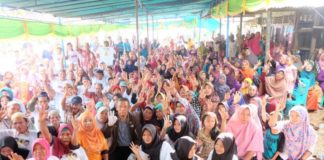 Di Bengkayang, Sutarmidji: Jangan Gadaikan Hak Suara Kita dengan Nominal Calon Gubernur Kalbar nomor urut tiga Sutarmidji bersama masyarakat Kecamatan Sungai Raya Kepulauan (Kang Enchus for Equator)