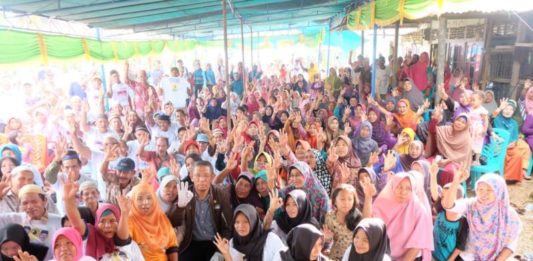 Di Bengkayang, Sutarmidji: Jangan Gadaikan Hak Suara Kita dengan Nominal Calon Gubernur Kalbar nomor urut tiga Sutarmidji bersama masyarakat Kecamatan Sungai Raya Kepulauan (Kang Enchus for Equator)