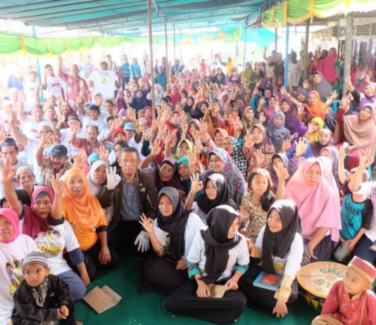 Di Bengkayang, Sutarmidji: Jangan Gadaikan Hak Suara Kita dengan Nominal Calon Gubernur Kalbar nomor urut tiga Sutarmidji bersama masyarakat Kecamatan Sungai Raya Kepulauan (Kang Enchus for Equator)