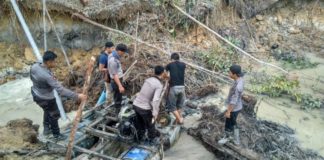 Gerebek PETI, Polisi Temukan Senpi Polsek Nanga Mahap diback-up Sat Sabhara Polres Sekadau menggerbek lokasi Penambangan Emas Tanpa Izin (Peti) di daerah Sungai Dondang, Dusun Nyonak, Desa Teluk Kebau, Jumat (11/5) sore.