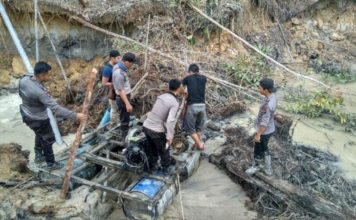 Gerebek PETI, Polisi Temukan Senpi Polsek Nanga Mahap diback-up Sat Sabhara Polres Sekadau menggerbek lokasi Penambangan Emas Tanpa Izin (Peti) di daerah Sungai Dondang, Dusun Nyonak, Desa Teluk Kebau, Jumat (11/5) sore.