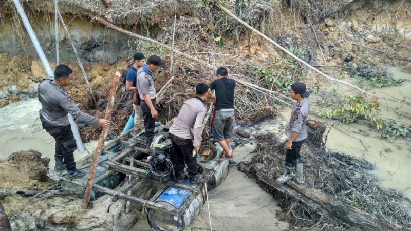Polsek Nanga Mahap diback-up Sat Sabhara Polres Sekadau menggerbek lokasi Penambangan Emas Tanpa Izin (Peti) di daerah Sungai Dondang, Dusun Nyonak, Desa Teluk Kebau, Jumat (11/5) sore.