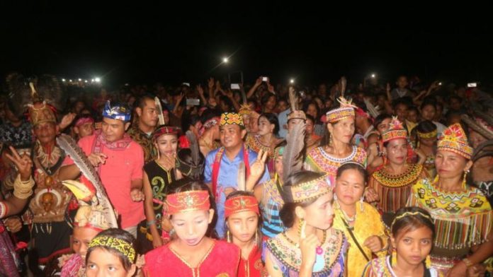 Tokoh masyarakat Sekayam, Kabupaten Sanggau, Provinsi Kalimantan Barat, menyatakan siap memenangkan pasangan calon Gubernur dan Wakil Gubernur Kalbar nomor urut 2, dr. Karolin Margret Natasa dan Suryadman Gidot