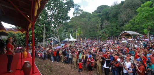 Karolin Ajak Masyarakat Dayak Kembali Bersatu Calon Gubernur Kalbar nomor urut 2, dr. Karolin Margret Natasa