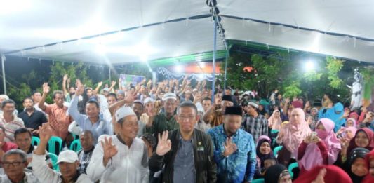 Programnya Pro Rakyat, Masyarakat Makin Yakin Midji-Norsan akan Menang Calon Gubernur Kalbar nomor urut tiga Sutarmidji bersama masyarakat (Kang Enchus for Equator).