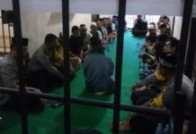 Kapolres Sekadau Buka Puasa Bersama Tahanan Buka puasa bersama: Suasana buka puasa bersama Kapolres Sekadau dengan para tahanan, Rabu (23/5). (Abdu Syukri)