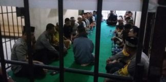 Kapolres Sekadau Buka Puasa Bersama Tahanan Buka puasa bersama: Suasana buka puasa bersama Kapolres Sekadau dengan para tahanan, Rabu (23/5). (Abdu Syukri)