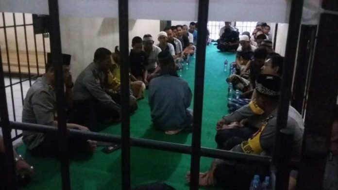 Buka puasa bersama: Suasana buka puasa bersama Kapolres Sekadau dengan para tahanan, Rabu (23/5). (Abdu Syukri)