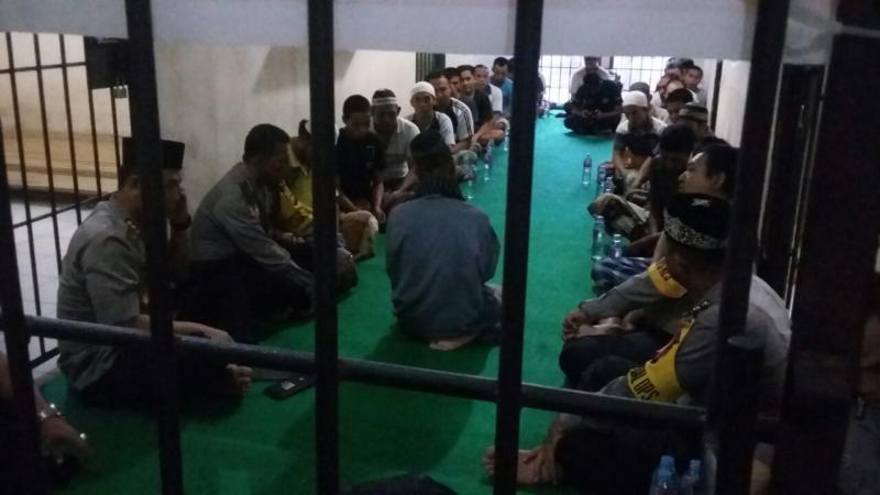 Buka puasa bersama: Suasana buka puasa bersama Kapolres Sekadau dengan para tahanan, Rabu (23/5). (Abdu Syukri)