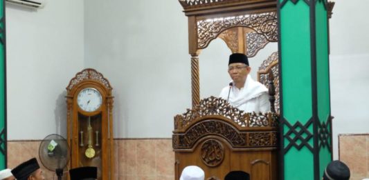 Sutarmidji Ajak Masyarkat Sambas Kembali ke Alquran Sutarmidji saat memberikan kultum (Kang Enchus for Equator)