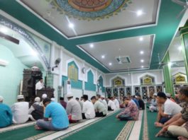 Sutarmidji saat memberikan tausiah subuh di Masjid Agung Nurul Islam Singkawang (Kang Enchus for Equator)