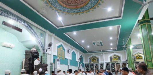 Isi Kuliah Subuh di Singkawang, Sutarmidji: Ayo Pahami Ajaran Islam secara Total Sutarmidji saat memberikan tausiah subuh di Masjid Agung Nurul Islam Singkawang (Kang Enchus for Equator)