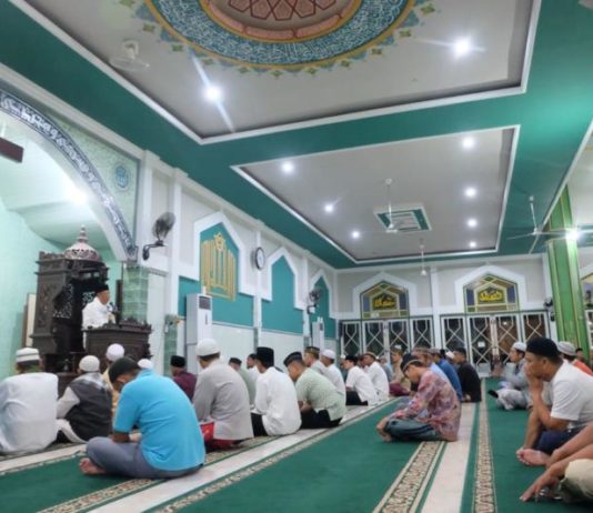 Isi Kuliah Subuh di Singkawang, Sutarmidji: Ayo Pahami Ajaran Islam secara Total Sutarmidji saat memberikan tausiah subuh di Masjid Agung Nurul Islam Singkawang (Kang Enchus for Equator)