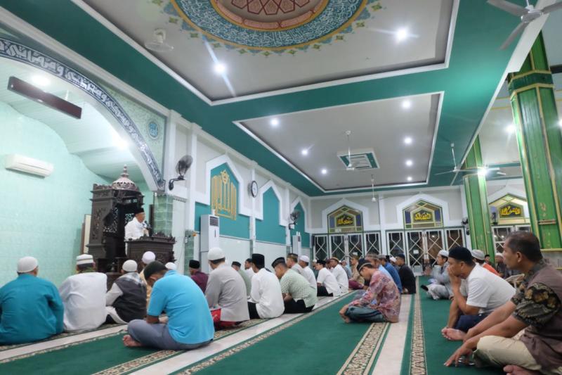 Sutarmidji saat memberikan tausiah subuh di Masjid Agung Nurul Islam Singkawang (Kang Enchus for Equator)