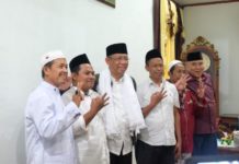Tokoh Masyarakat Singkawang, Abdul Muthalib: Kalbar Butuh Pemimpin yang Berani dan Punya Terobosan Tokoh masyarakat Singkawang, H. Abdul Muthalib saat berfoto dengan Cagub Kalbar Sutarmidji (nomor 3 dari kanan) (Kang Enchus for Equator)